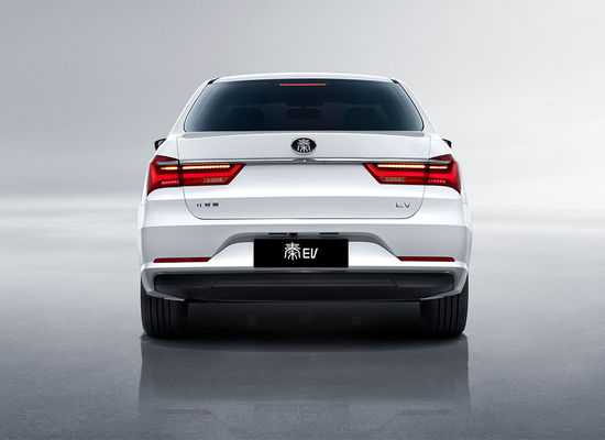 BYD's bestverkopende pure elektrische familie sedan heeft een ultra lange reële bereik van 450 km