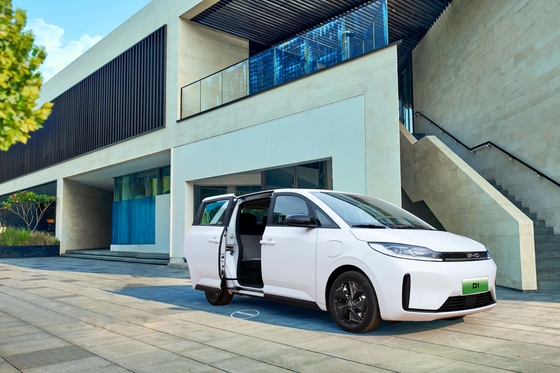 BYD Pure Electric Taxi D1 heeft een bereik van 418 km en een elektrische schuifdeur