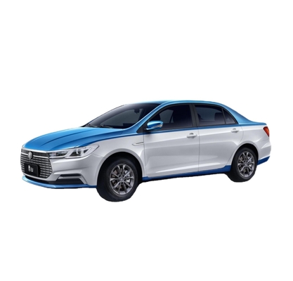 BYD's zuiver elektrische Qin EV taxi heeft een bereik van 450KM en een dubbele kleur carrosserie