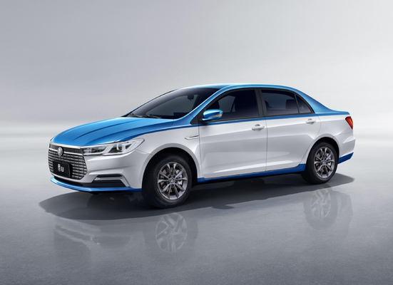 BYD's zuiver elektrische Qin EV taxi heeft een bereik van 450KM en een dubbele kleur carrosserie