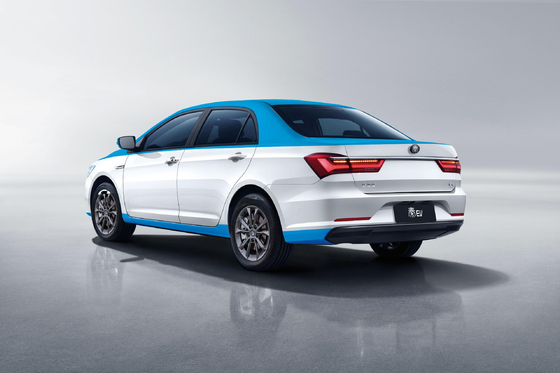 BYD's zuiver elektrische Qin EV taxi heeft een bereik van 450KM en een dubbele kleur carrosserie