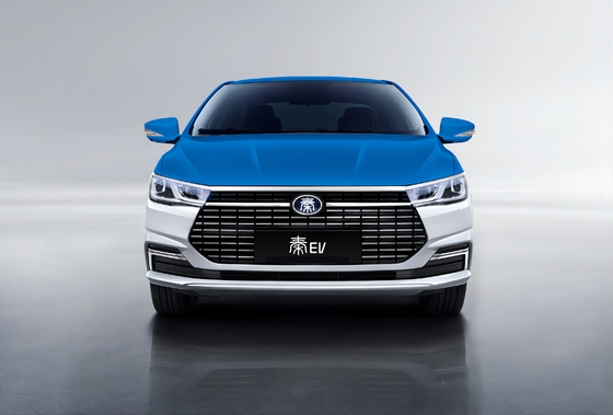 BYD's zuiver elektrische Qin EV taxi heeft een bereik van 450KM en een dubbele kleur carrosserie
